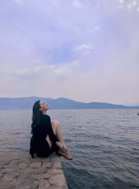 好浪漫！張馨予夫婦甜蜜出遊，何捷化身專屬攝影師為老婆拍美照