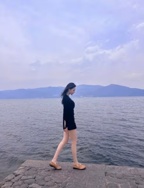 好浪漫！張馨予夫婦甜蜜出遊，何捷化身專屬攝影師為老婆拍美照