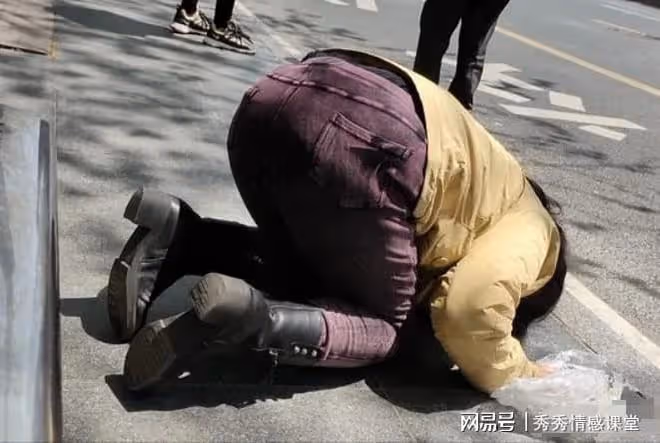 30歲女子迷戀5旬大爺,父母跪求分手,大爺:怪我魅力大