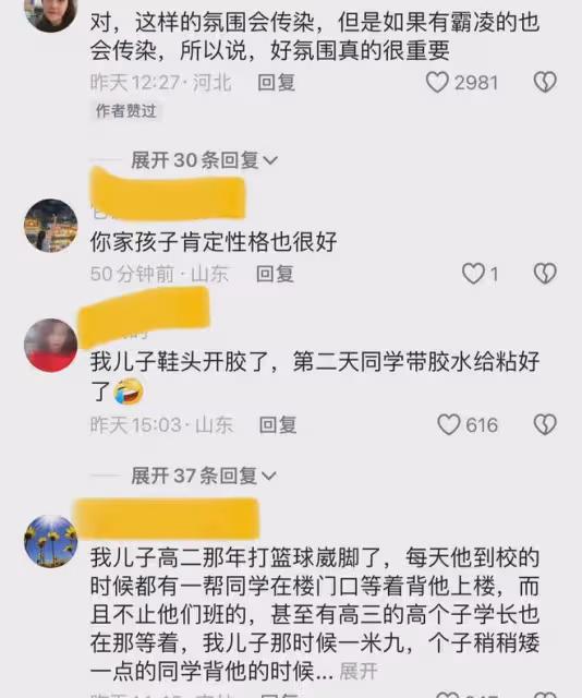 男孩腳受傷,同學幫忙書包、拐杖、開車門,網友:少年該有的樣子