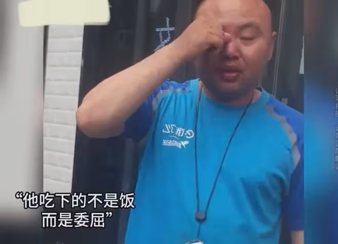 因送晚2分鐘客戶不要外賣,男子含淚吃下:生活不易,多一份寬容