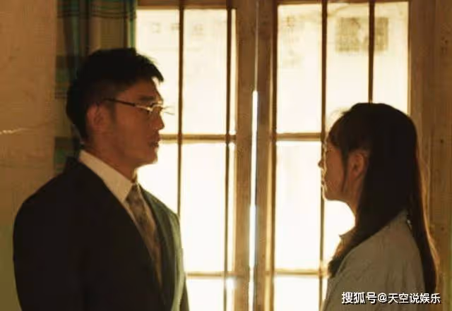 《微暗之火》大結局:周洛自首入獄三年,出來後跟南雅結婚過得很幸福