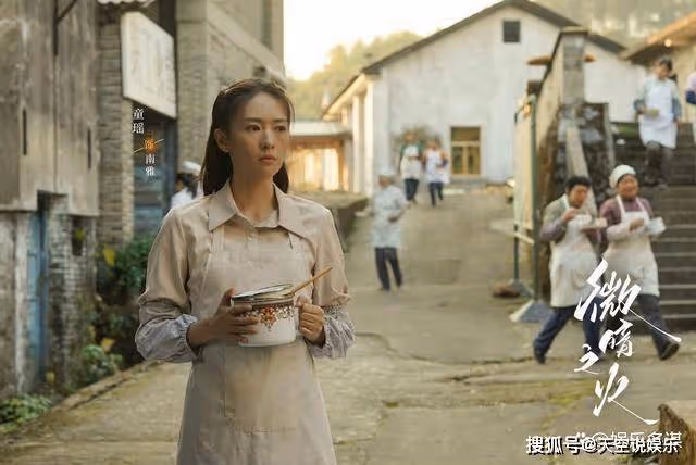 《微暗之火》大結局:周洛自首入獄三年,出來後跟南雅結婚過得很幸福