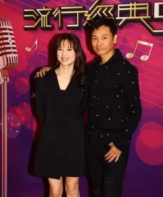 突發,TVB視帝宣布離婚,妻子比他小15歲,曾是圈中模範夫妻