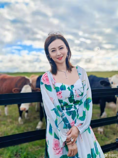 人美心善!前亞姐冠軍翁虹被曝暖心舉動,女兒被網民力推出道