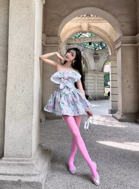 夏日風情:玫紅絲襪與泡泡裙的時尚邂逅