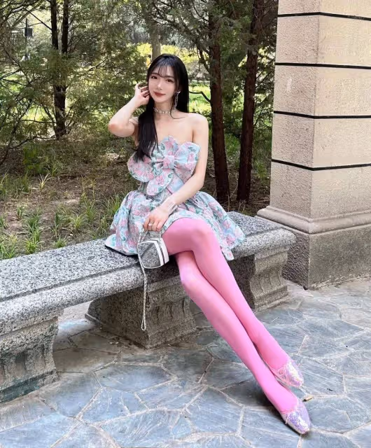 夏日風情:玫紅絲襪與泡泡裙的時尚邂逅