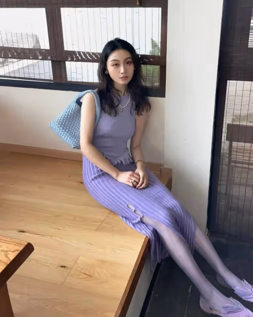紫色長裙遇上紫色絲襪,她如何演繹性感魅力極致?引人一探究竟!