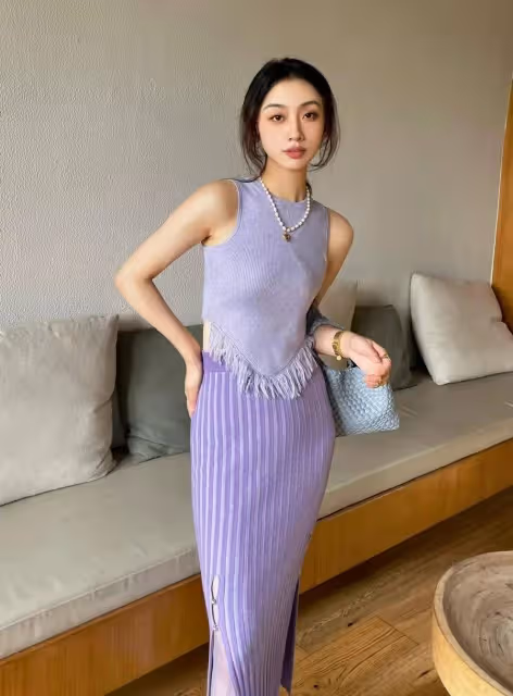 紫色長裙遇上紫色絲襪,她如何演繹性感魅力極致?引人一探究竟!