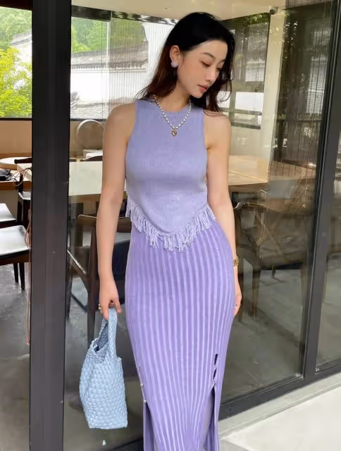 紫色長裙遇上紫色絲襪,她如何演繹性感魅力極致?引人一探究竟!