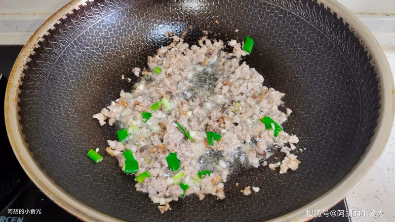 豆腐和它天生一對,後悔沒早發現!隨手「熬」出一鍋香,鮮軟好滋味、嫩透了