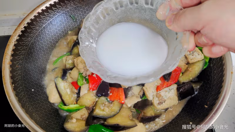 豆腐和它天生一對,後悔沒早發現!隨手「熬」出一鍋香,鮮軟好滋味、嫩透了