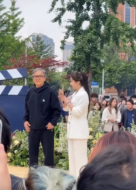 成龍參加公益活動,回應滿頭白髮,抽獎時20本簽名書變2本引熱議