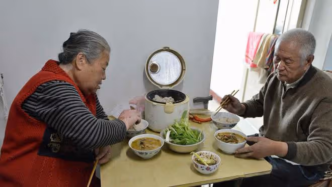 抱怨兒女多年,送68歲姑姑去養老院後,發現兒女平庸也是一種福氣