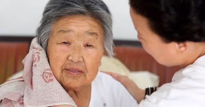抱怨兒女多年,送68歲姑姑去養老院後,發現兒女平庸也是一種福氣