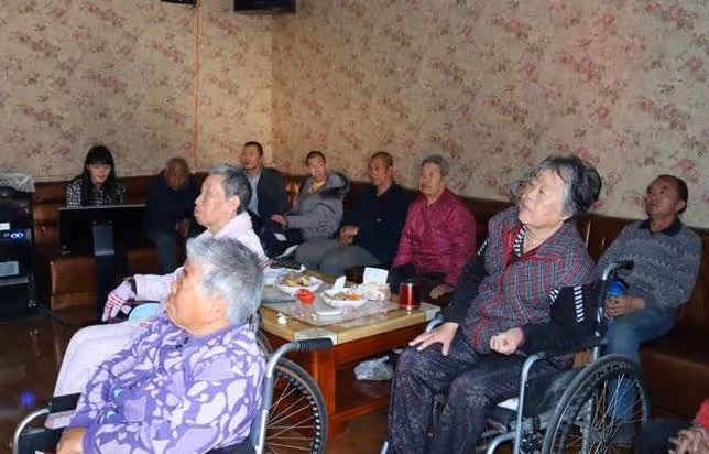 抱怨兒女多年,送68歲姑姑去養老院後,發現兒女平庸也是一種福氣