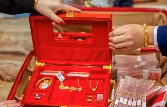 我每月給兒媳轉2000元尿不濕錢,一年後,兒媳卻說那是還她的彩禮