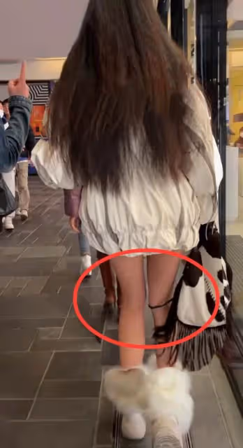 時尚亂了四季?年輕女子上身穿羽絨服,下身光腿閒逛商場惹爭議