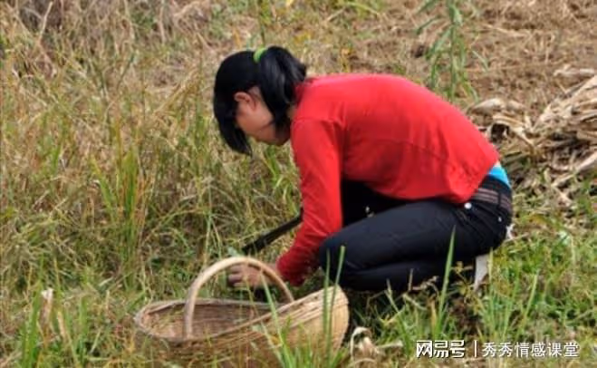 母親去世第一年,大哥說今年不用回來,我悄悄回家後才發現不對勁