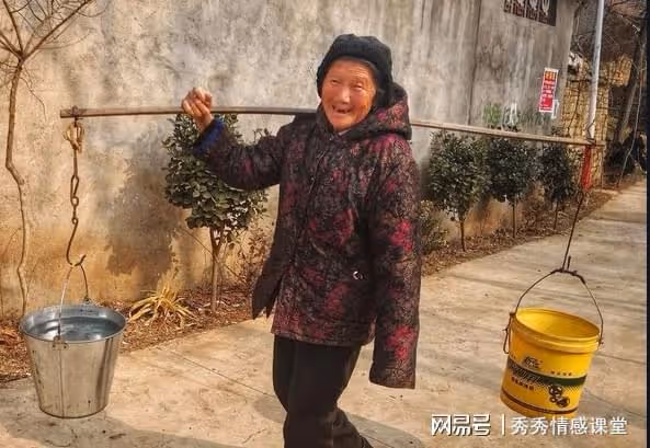 母親去世第一年,大哥說今年不用回來,我悄悄回家後才發現不對勁