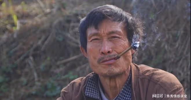 母親去世第一年,大哥說今年不用回來,我悄悄回家後才發現不對勁