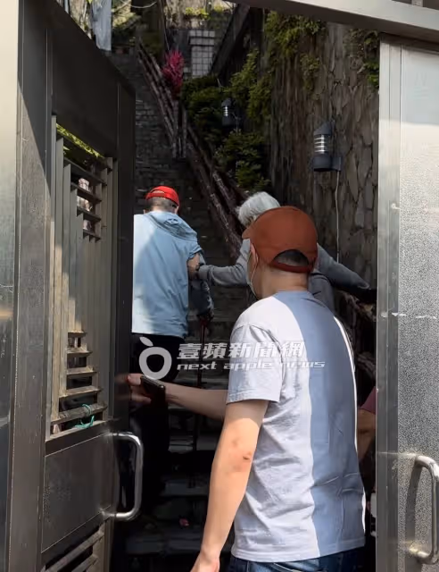 狗仔直擊｜找不到孫子女！疑似余天女婿4長輩拜訪余家協調