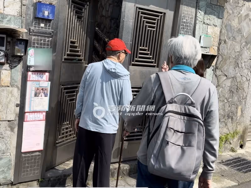 狗仔直擊｜找不到孫子女！疑似余天女婿4長輩拜訪余家協調