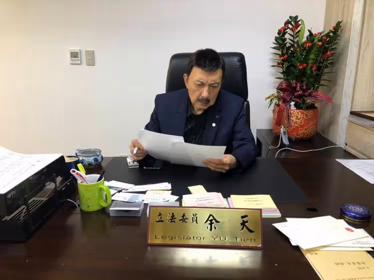 獨家｜女婿被逮秀「余天特助名片」　余天傻眼：我沒找他當助理