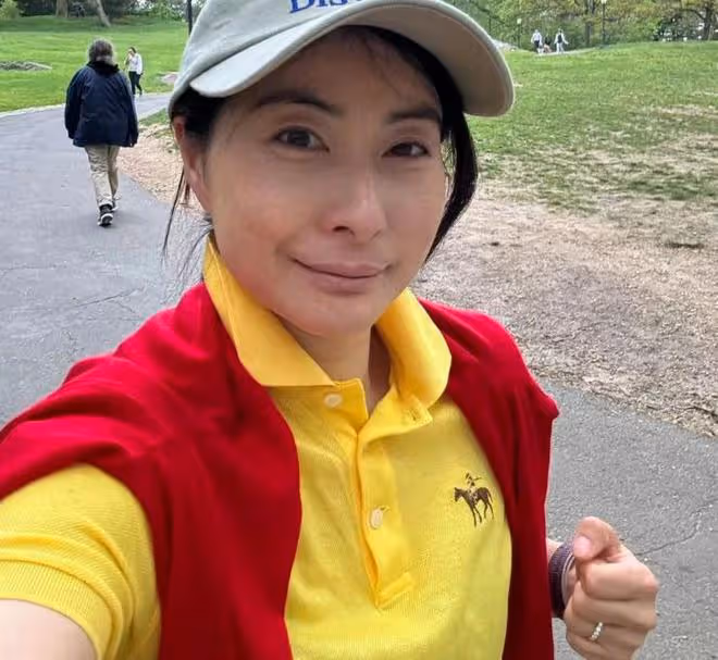 42歲郭晶晶素顏晨跑,自信曝光真實狀態,無名指婚戒超搶鏡
