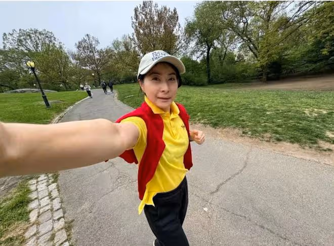 42歲郭晶晶素顏晨跑,自信曝光真實狀態,無名指婚戒超搶鏡