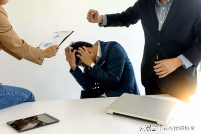 我幫助同事2年,他卻成了上級領導,飯局上他說你去買單吧