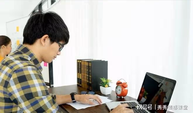 我幫助同事2年,他卻成了上級領導,飯局上他說你去買單吧
