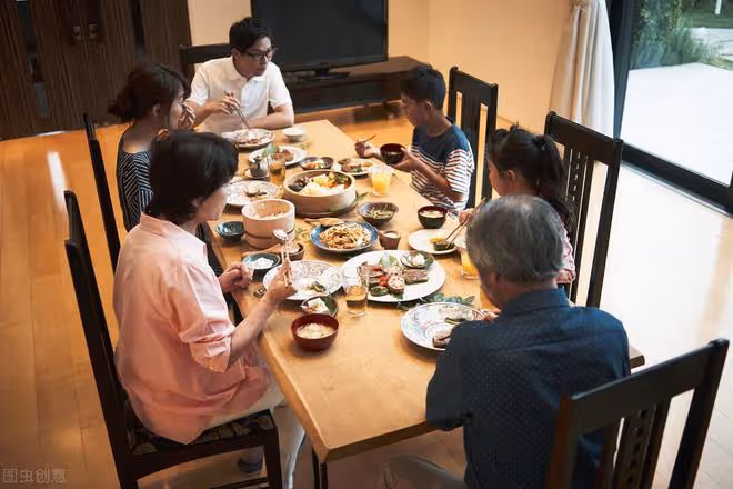 晚年生了一場病才發現:人老了,想靠女兒養老,比靠兒媳養老更難