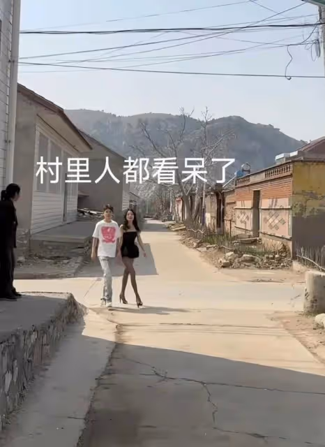男子帶女友回村秀恩愛,女生打扮被村民調侃:像姐姐帶著弟弟遛彎