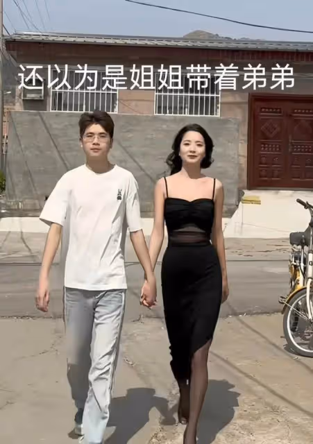 男子帶女友回村秀恩愛,女生打扮被村民調侃:像姐姐帶著弟弟遛彎