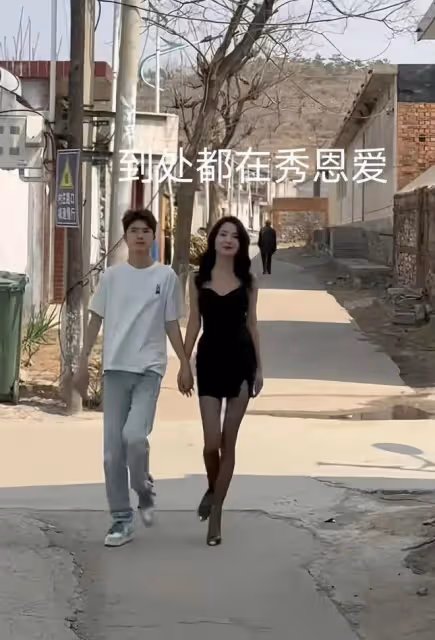 男子帶女友回村秀恩愛,女生打扮被村民調侃:像姐姐帶著弟弟遛彎