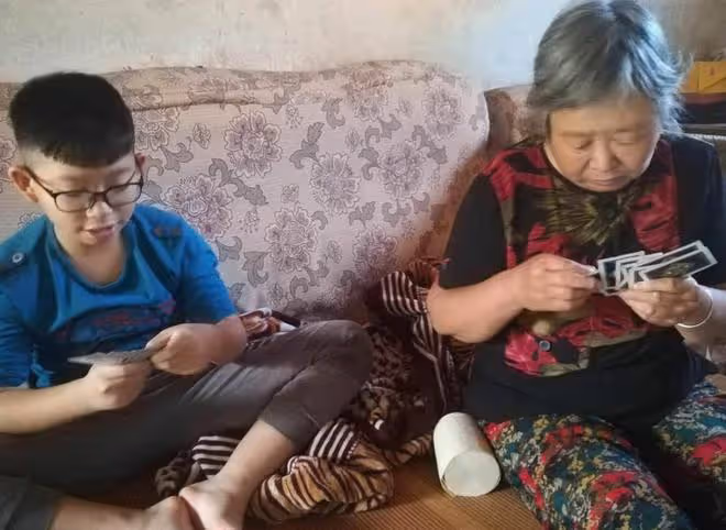 爺爺天天帶孩子打牌不上進,孩子變化卻讓人出乎意料,老師都誇讚