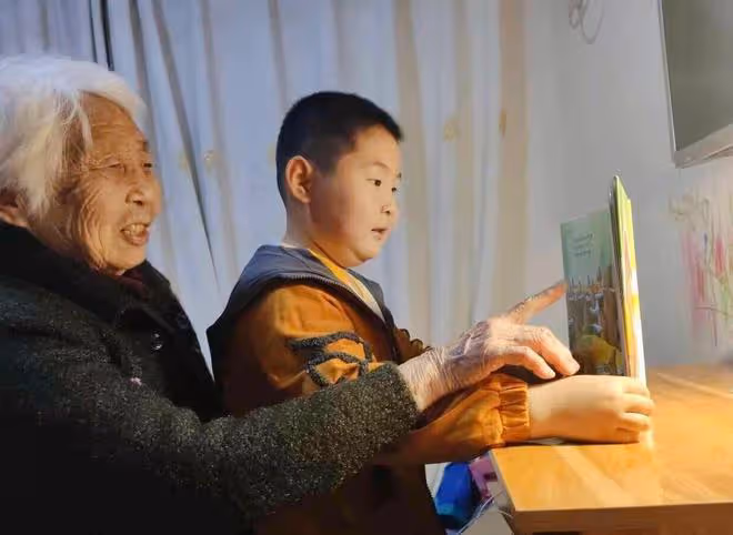 爺爺天天帶孩子打牌不上進,孩子變化卻讓人出乎意料,老師都誇讚