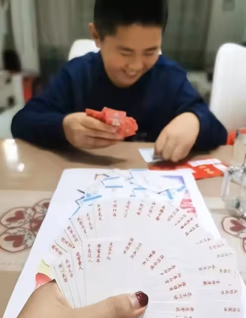 爺爺天天帶孩子打牌不上進,孩子變化卻讓人出乎意料,老師都誇讚