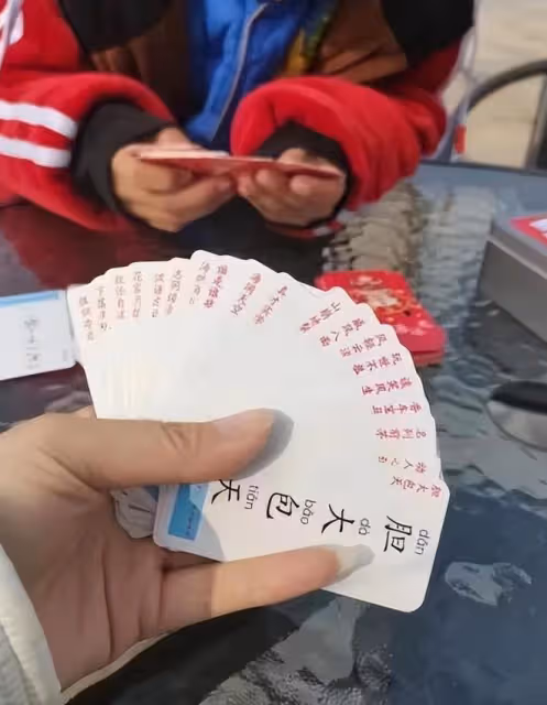 爺爺天天帶孩子打牌不上進，孩子變化卻讓人出乎意料，老師都誇讚