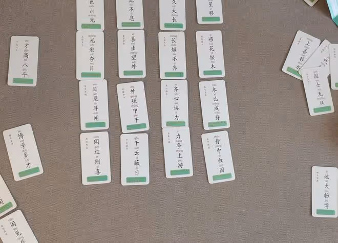 爺爺天天帶孩子打牌不上進，孩子變化卻讓人出乎意料，老師都誇讚
