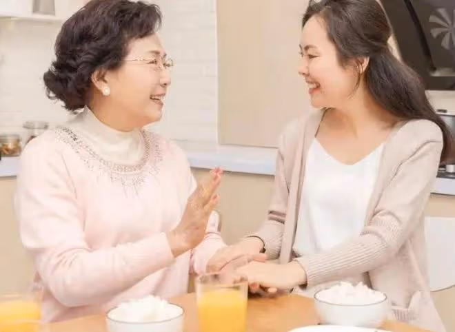 表哥表嫂意外去世,我撫養侄女,看到她吃飯時的一幕,我淚流滿面