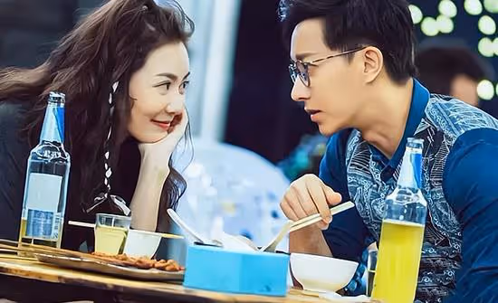 裸婚8年,丈夫補送5萬鑽戒,妻子心疼去退,導購:女士,贈品不退