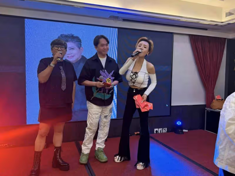 香港知名性感女星復出,富二代男星與其合唱,曾曝料對其不感興趣