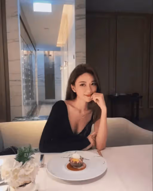 新戀情曝光?TVB小花曬慶生照現神秘男子,出道被力捧陷整容風波