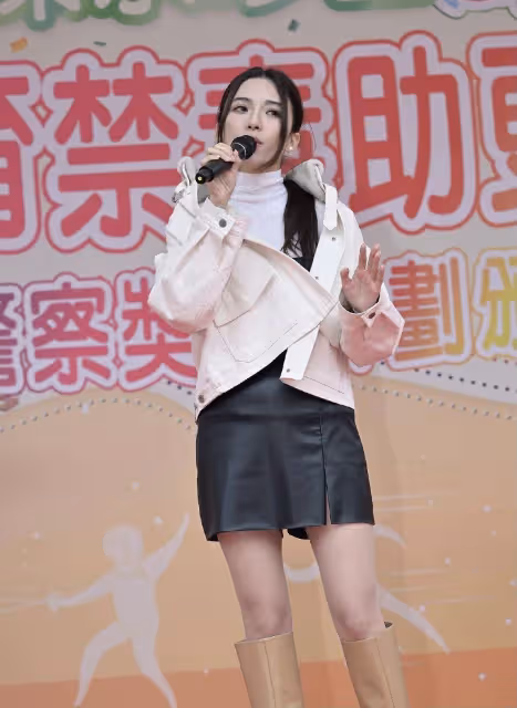 新戀情曝光?TVB小花曬慶生照現神秘男子,出道被力捧陷整容風波