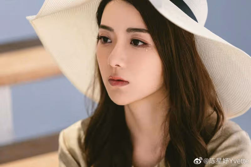 新戀情曝光?TVB小花曬慶生照現神秘男子,出道被力捧陷整容風波
