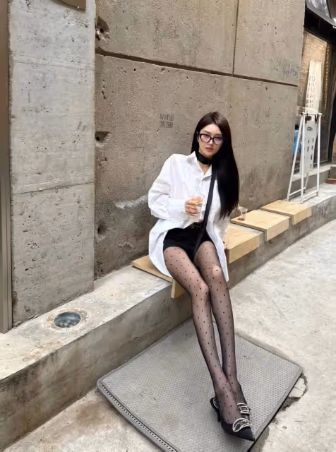 魅力難擋!御姐如何用白襯衫+波點黑絲+高跟鞋,演繹極致性感?