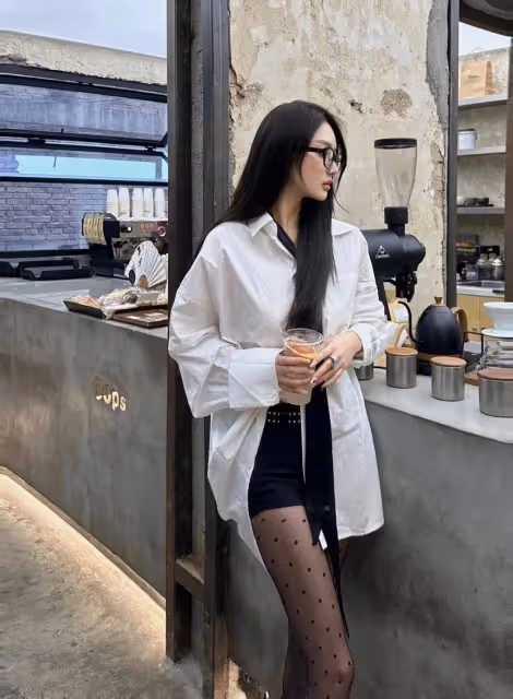 魅力難擋!御姐如何用白襯衫+波點黑絲+高跟鞋,演繹極致性感?