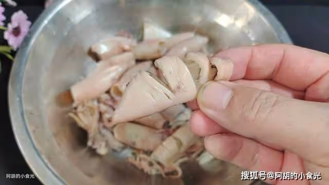 黃瓜絲瓜靠邊站,入夏後這菜先吃!經常炒一盤,吃出好營養滿口鮮,不愁沒好菜